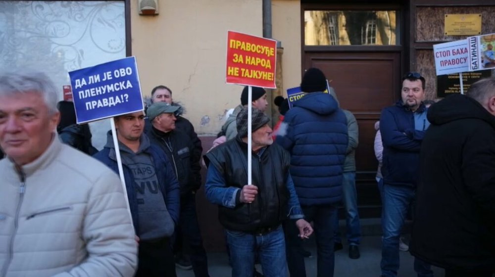 Saša Serdar učestvovao u blokadi suda koju su aktivisti SNS organizovali zbog odluke o njegovom napadaču 1