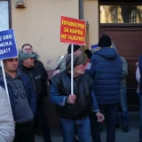 Saša Serdar učestvovao u blokadi suda koju su aktivisti SNS organizovali zbog odluke o njegovom napadaču 2