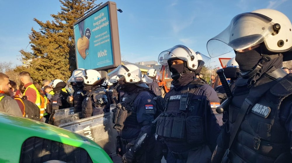 Politička moć zloupotrebljava policijsku značku i unuformu 1