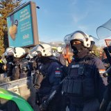 Politička moć zloupotrebljava policijsku značku i unuformu 12