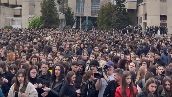 (VIDEO) Studenti u Skoplju na masovnom skupu odali počast stradalima u požaru u Kočanima 1