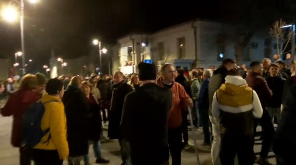 Građani napustili zgradu Skupštine Čačka, novi protest zakazan za ponedeljak (VIDEO) 1