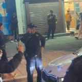 Privedena pa puštena devojka kod Đerma, bacila jaje na aktiviste SNS-a (VIDEO) 10