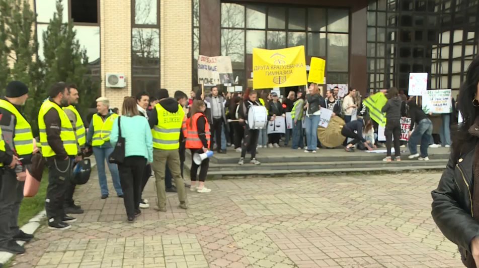 Kragujevački maturanti: "Ostajemo u potpunoj blokadi do daljeg" 1