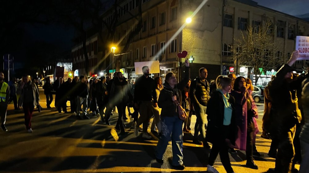 Protestna šetnja u Odžacima, ispred zgrade opštine kontra-skup naprednjaka, tvrde redari 1