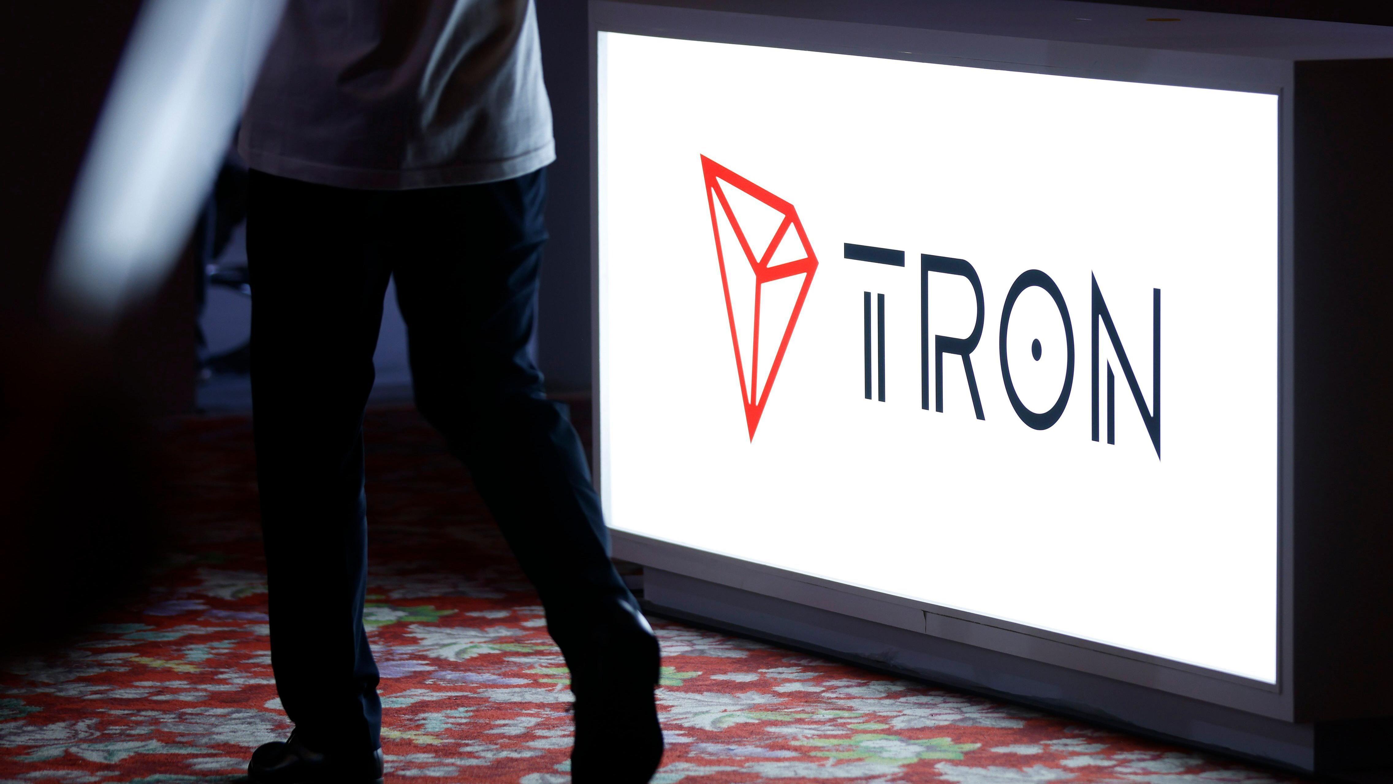 Odakle Hezbolahu stiže novac 15 Logo kriptovalute tron na velikom ekranu