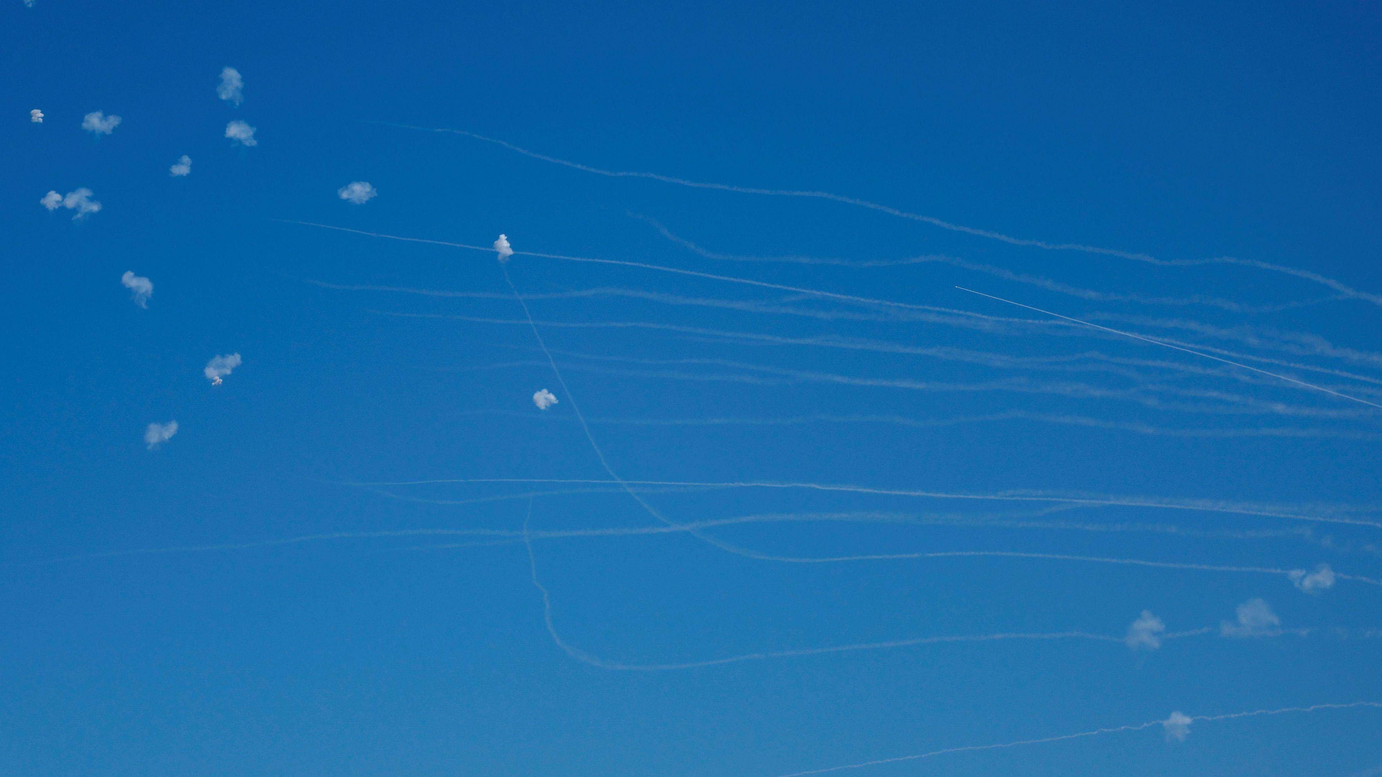 Odakle Hezbolahu stiže novac 5 Tragovi belog dima na čisto plavom nebu