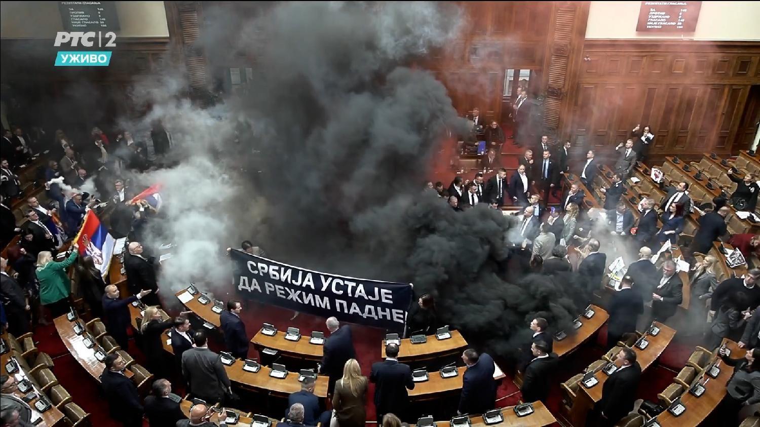 Tuča i dimne bombe u Skupštini Srbije, protest ispred parlamenta 2 Transparent „Srbija ustaje da režim padne" u Skupštini Srbije