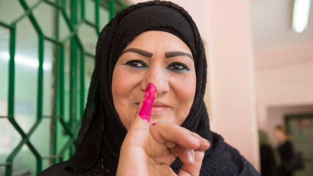 Međunarodni dan žena: Četiri podatka o ženama u politici koji otvaraju oči 1 Egipćanka pokazuje prst ofarban u rozu boju, što je znak da je glasala