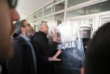 Demonstracije ispred opštine Pančevo, policija spustila štitove (FOTO/VIDEO) 3