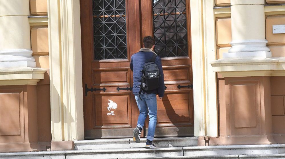 Produbljuje se kriza u Gimnaziji "Jovan Jovanović Zmaj" u Novom Sadu: Učenici bojkotuju nastavu 6