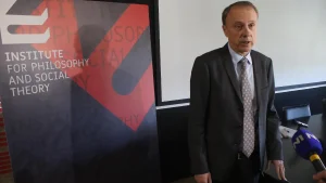 Rektor Univerziteta u Beogradu profesor Vladan Đokić kazao je večeras da država i Univerzitet nisu u dobrom odnosu i dodao da vlast ne treba da gleda na instituciju kojom on rukovodi kao na "neprijatelja i nekoga ko hoće da ruši državu".