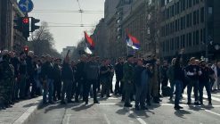okupljanje veterana Studentski protest zvanično je završen, topovski udari ga obeležili: Žandarmerija se povukla, građani ih ispratili vičući "Gotov je!" (FOTO/VIDEO) 43