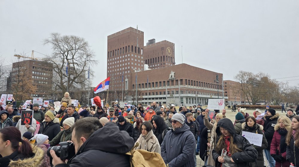 Kragujevčani dočekali studente: Zagrljaji, poljupci, suze i cveće 1