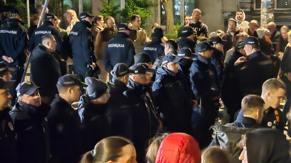 Aktivisti SNS-a sklapaju štandove i odlaze, građani im pevaju „A sad adio“ (VIDEO) 1