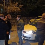 Nakon protesta policija zaustavila dva automobila, pokušali da se zalete u kolonu (VIDEO) 9