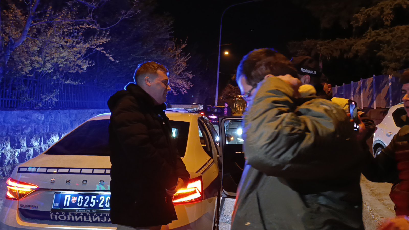 Nakon protesta policija zaustavila dva automobila, pokušali da se zalete u kolonu (VIDEO) 2 Nakon protesta policija zaustavila dva automobila, pokušali da se zalete u kolonu (VIDEO) 2