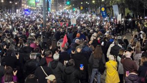 U četiri grada, Beogradu, Nišu, Novom Sadu i Kragujevcu, večeras su održani protesti povodom napada na dekanku Filozofskog fakulteta Univerziteta u Nišu, Nataliju Jovanović, koja je u tom gradu napadnuta i ubodena nožem.