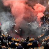 Tuča i dimna bomba u Skupštini Srbije, protest ispred parlamenta 5