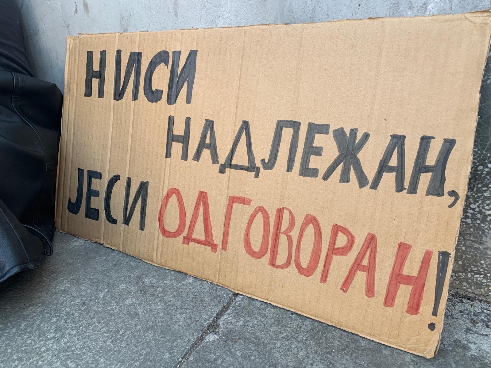 'Generalni štrajk': 'Šetnja krugom dvojke' u Beogradu, protest ispred RTS-a 11 Nisi nadležan jesi odgovoran piše na transparentu