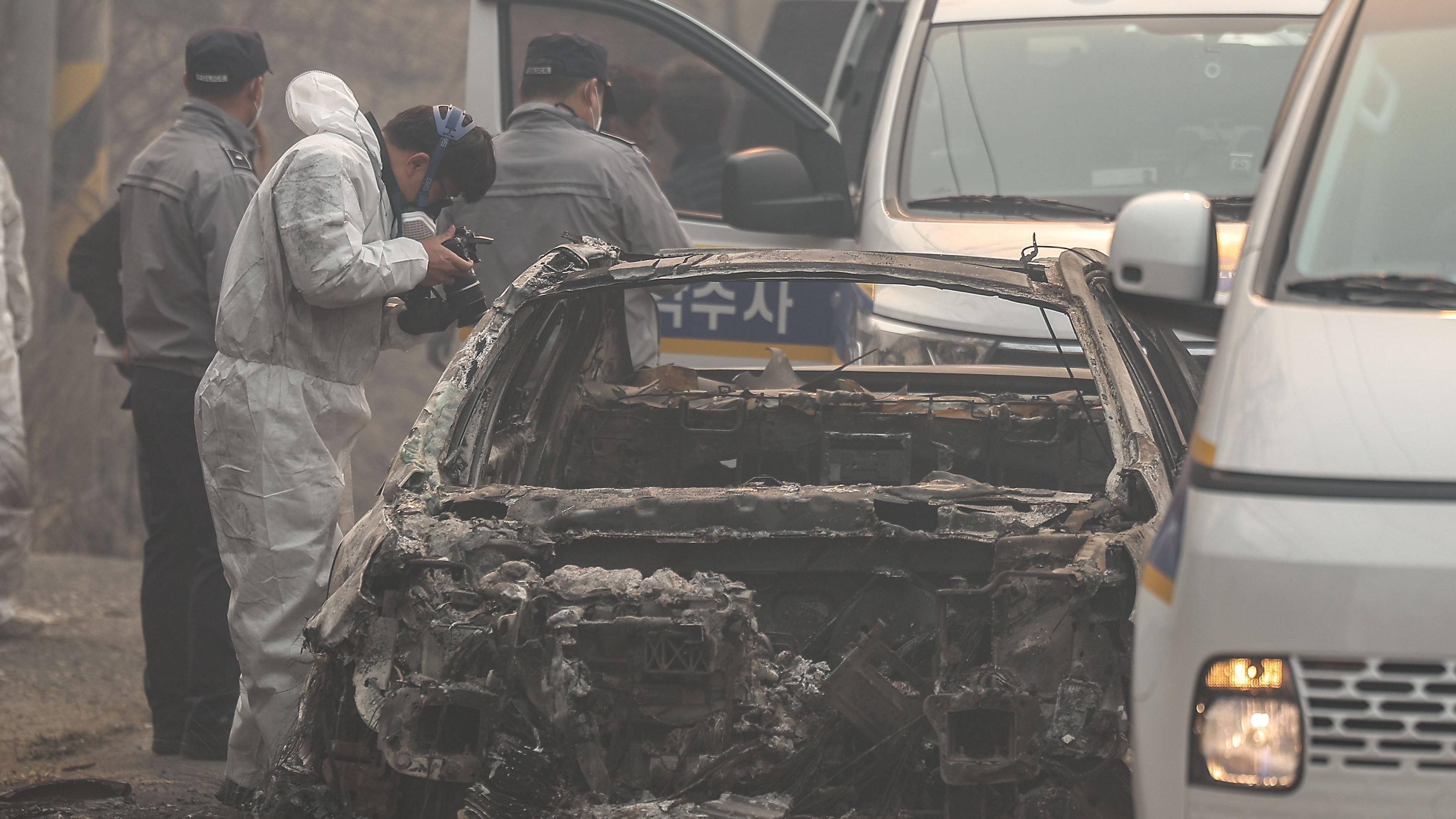 Požar u Južnoj Koreji odneo 27 života, uništen hram star 13 vekova 4 Forenzičar vrši uviđaj posle požara