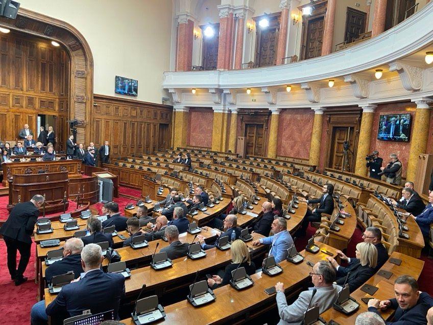 Sednica Skupština Srbije bez opozicije, EU zabrinuta zbog nasilja 1 Klupe opozicionih poslanika su ostale prazne drugog dana zasedanja Skupštine Srbije