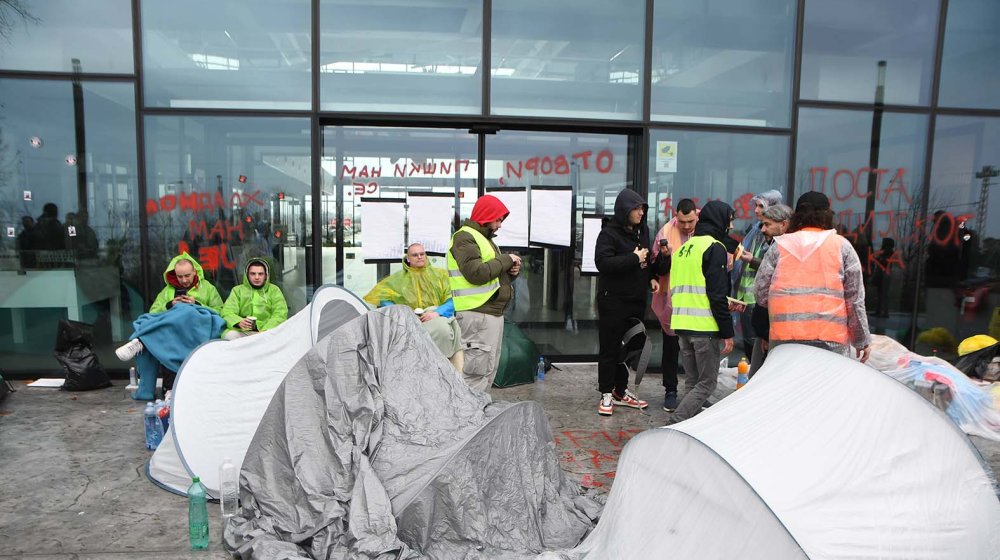 Generalni direktor RTV studente nazvao "otmičarima": Zaposleni koji se nalaze u zgradi osećaju se kao taoci 1