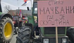 poljoprivrednici podrška studentima Studentski protest zvanično je završen, topovski udari ga obeležili: Žandarmerija se povukla, građani ih ispratili vičući "Gotov je!" (FOTO/VIDEO) 42