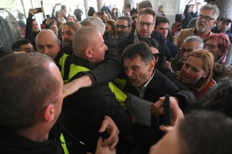 Demonstracije ispred opštine Pančevo, policija spustila štitove (FOTO/VIDEO) 2