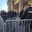 Policija i privatno obezbeđenje ispred Skupštine Beograda, opozicija i "Most ostaje" blokirali Trg Nikole Pašića 10