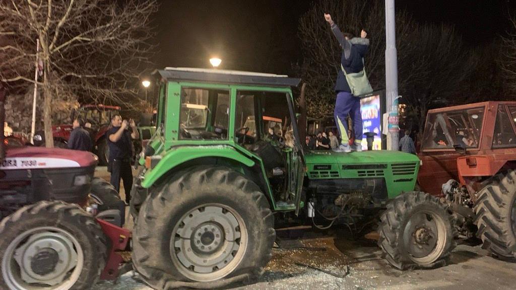 Veliki broj ljudi u Beogradu pred protest studenata 14 probušene gume na traktorima