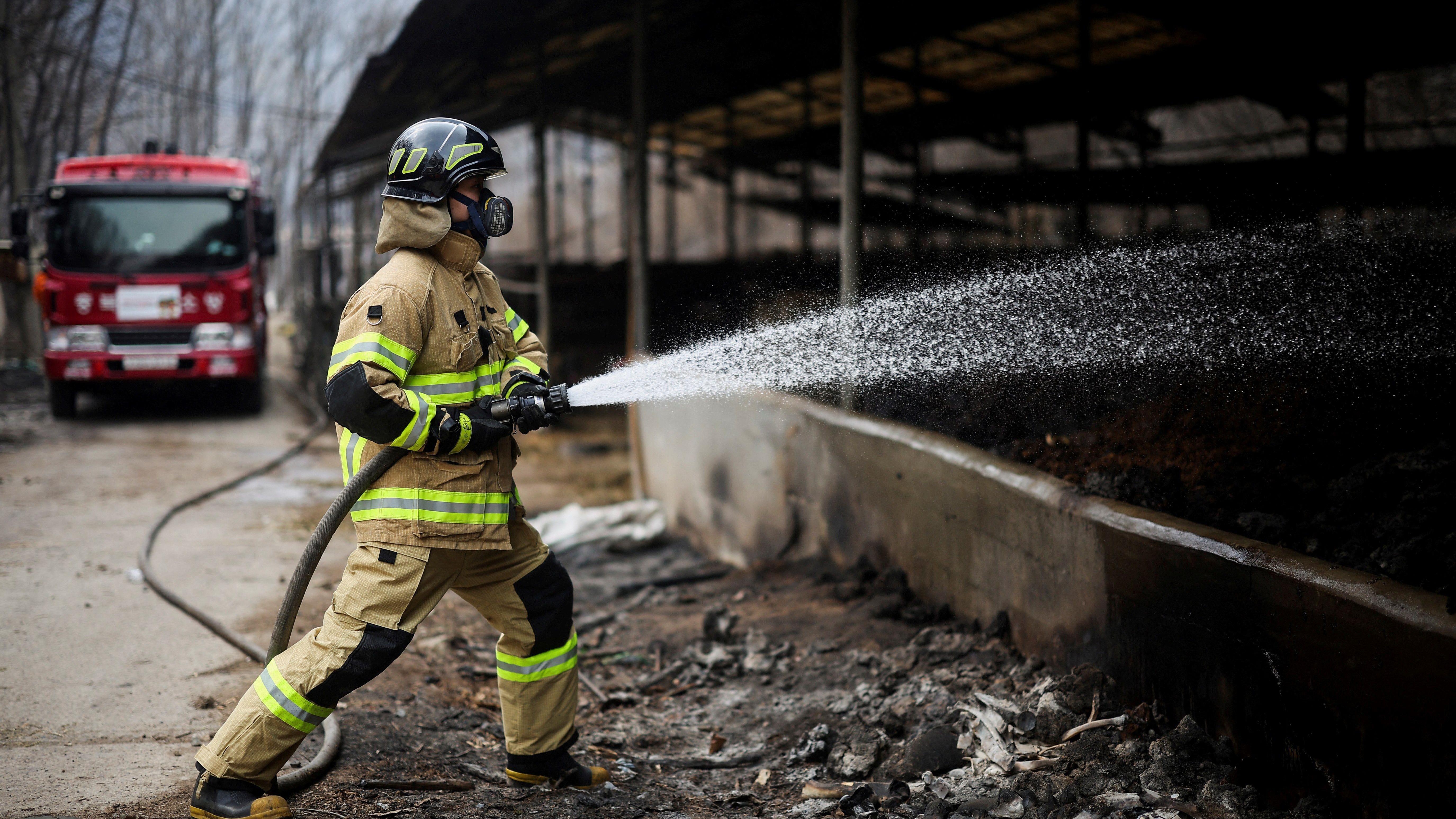 Požar u Južnoj Koreji odneo 27 života, uništen hram star 13 vekova 6 Hiljade vatrogasaca bore se da ugase požare, a trojica njih stradali su tokom tih napora