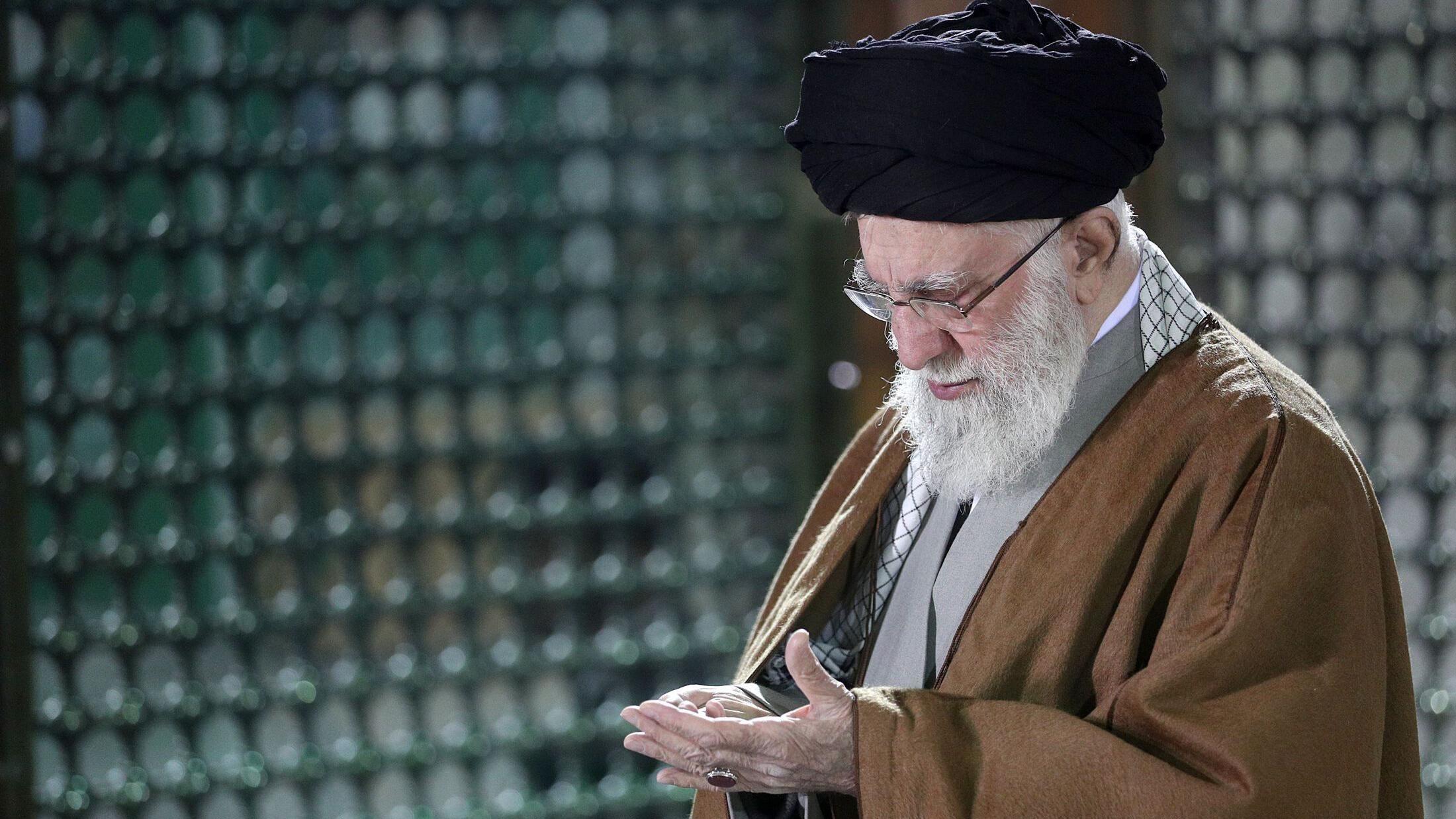 Odakle Hezbolahu stiže novac 10 Iranski vrhovni vođa ajatolah Ali Hamnei se moli