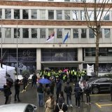 Studenti blokiraju zgradu Radio-televizije Srbije, policajcu povređeno oko 4