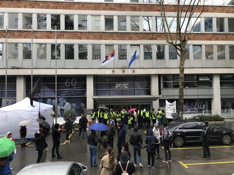 Studenti blokiraju zgradu Radio-televizije Srbije, policajcu povređeno oko 1 studenti, studenti blokiraju RTS