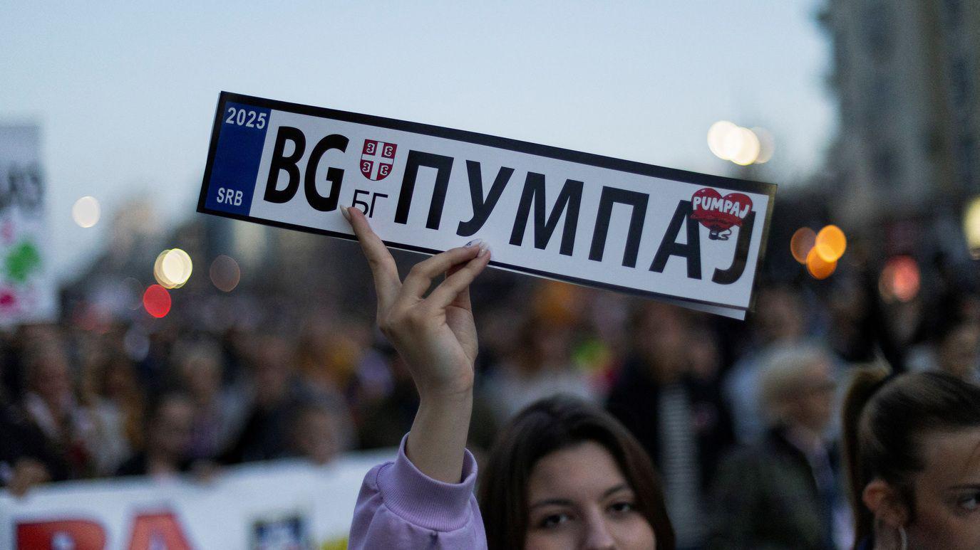 Studentsko pešačenje za Beograd iz raznih pravaca 1 Devojka na protestu drži transparent - „BG Pumpaj"