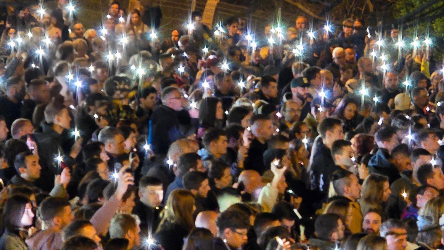 Miran studentski protest ispred televizije Informer završen, „talačka kriza" kaže vlasnik 1 Studenti i građani na protestu ispred zgrade televizije Informer