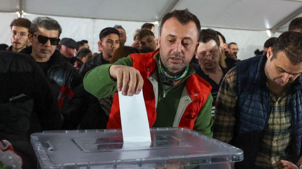 Ko i zašto protestuje na ulicama Turske 9 Članovi CHP-a, kao i građani koji nisu članovi stranke, glasali su u znak podrške gradonačelniku koji je u zatvoru
