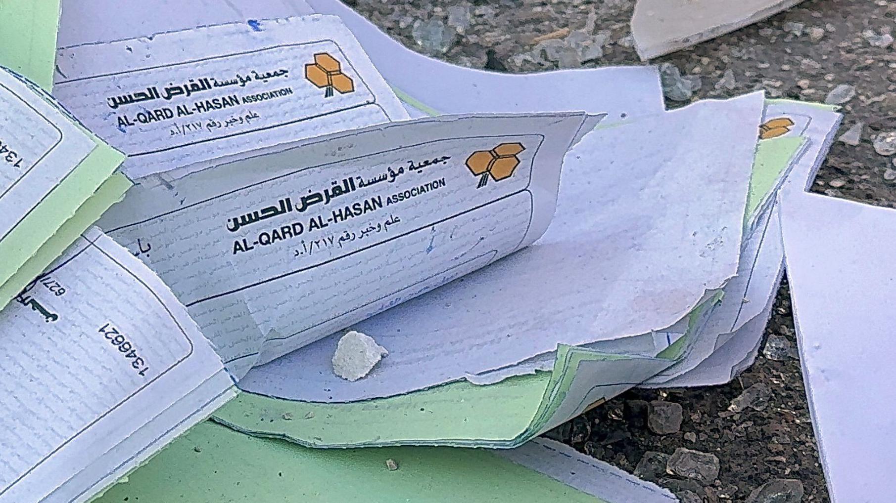 Odakle Hezbolahu stiže novac 3 Dokumenti ispred ogranka AKAH u libanskom gradu Akbijehu 21.oktobra 2024.