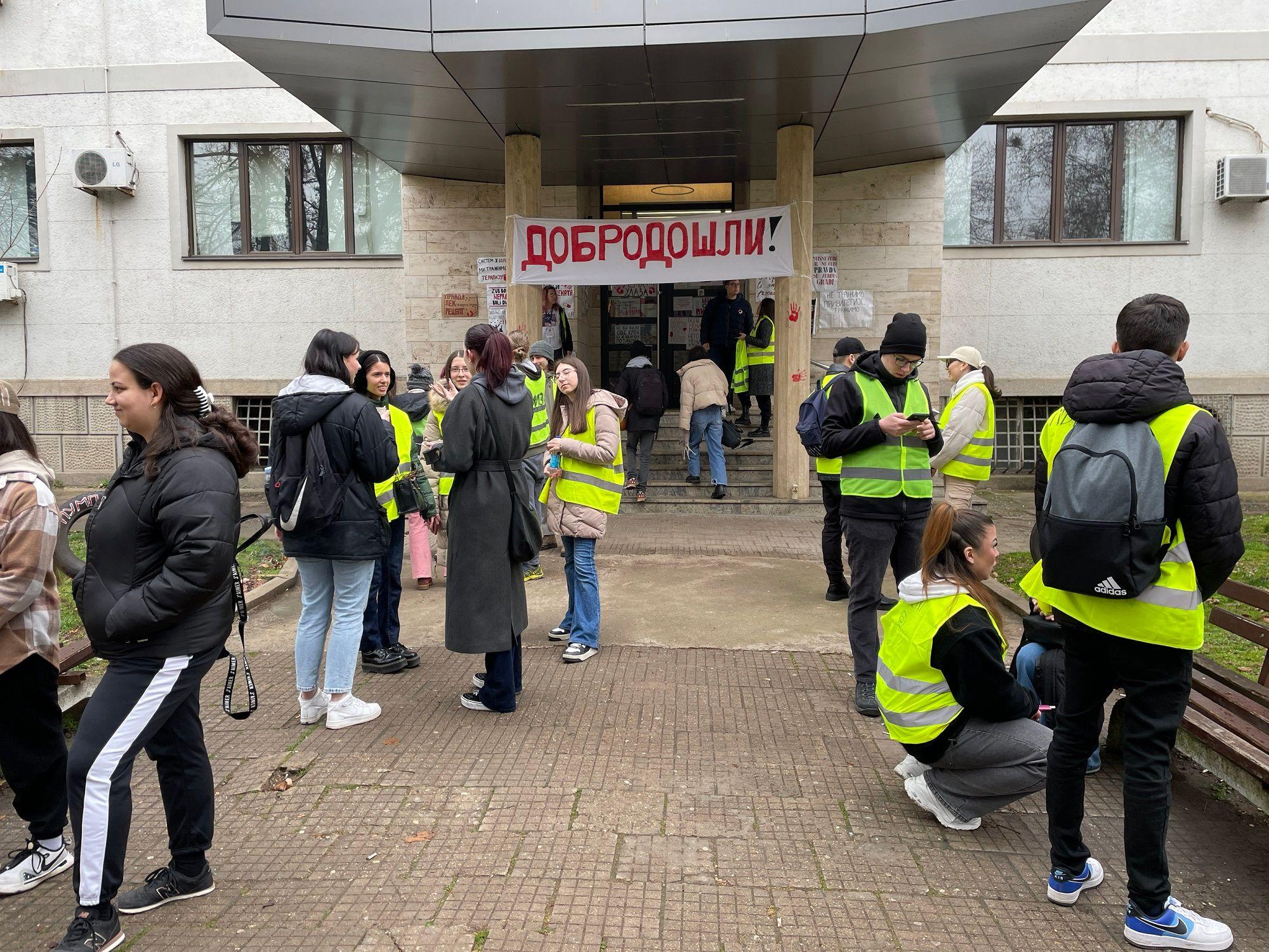 'Gde se maješ': Niš utihnuo na 15 minuta za žrtve u Novom Sadu 9 Dobrodošlica za studente u Nišu