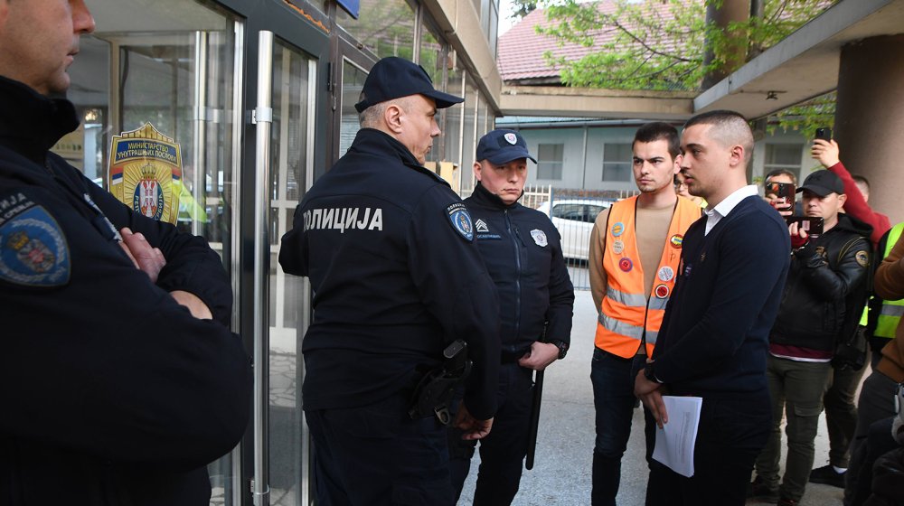 Slobodni univerzitet: Policija i dalje u kampusu, u garaži Rektorata 1