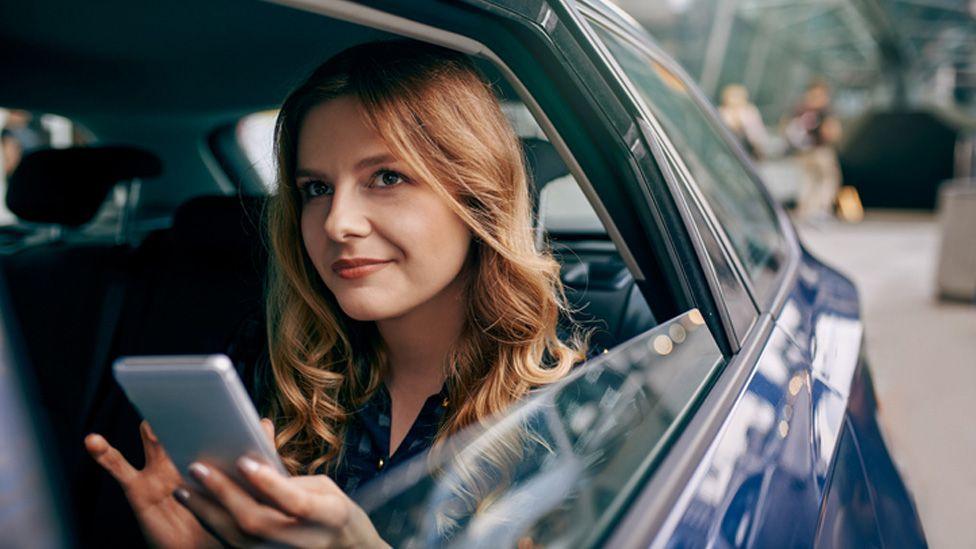 BlaBla kar: Da li je deljenje prevoza zakonito u Srbiji 1 žena u automobilu drži telefon u ruci