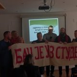 Incidenti pred sednicu Opštine Bač: Privatno obezbeđenje pokušalo da pretresa odbornike opozicije 1