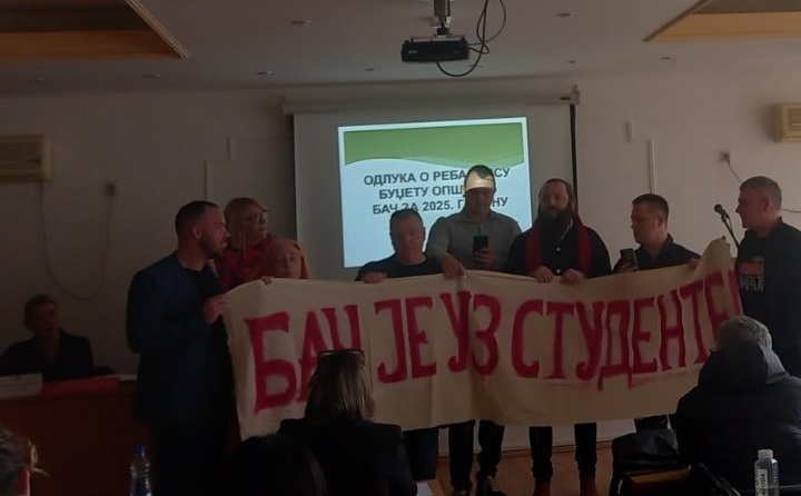 Incidenti pred sednicu Opštine Bač: Privatno obezbeđenje pokušalo da pretresa odbornike opozicije 1