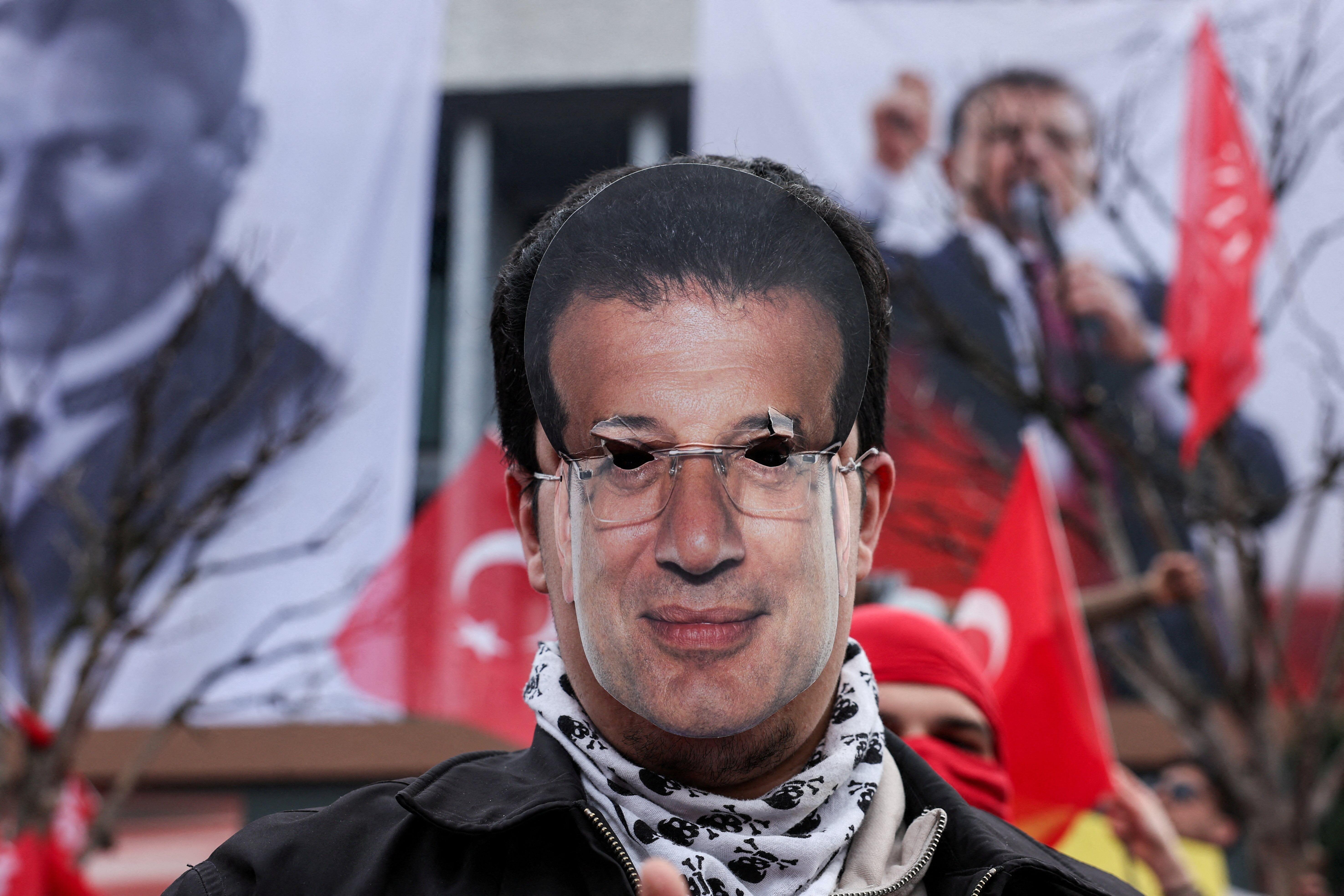 Ko i zašto protestuje na ulicama Turske 7 Demonstrant nosi masku sa likom Ekrema Imamoglua