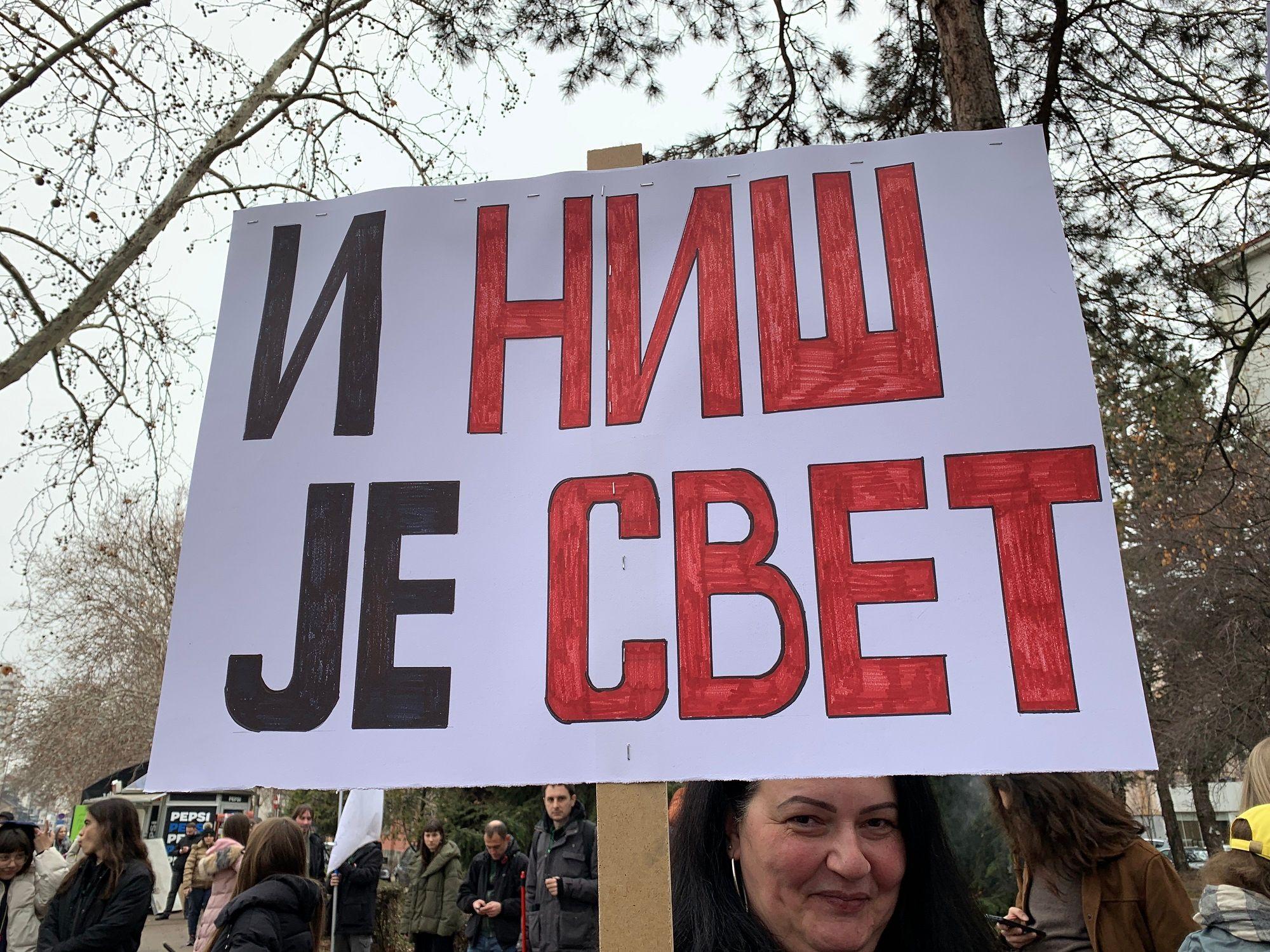 'Gde se maješ': Niš utihnuo na 15 minuta za žrtve u Novom Sadu 8 Transparent I Niš je svet drži ženska osoba