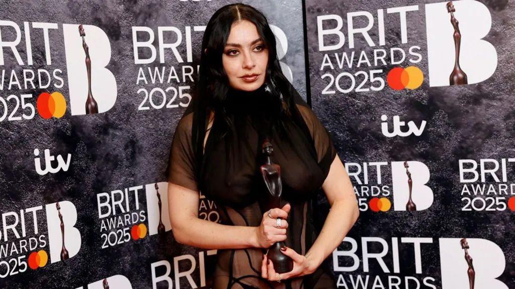 Nema više nenametljivosti: Pokazivanje bradavica je u modi 1 Pevačica Charli XCX drži nagradu BRIT