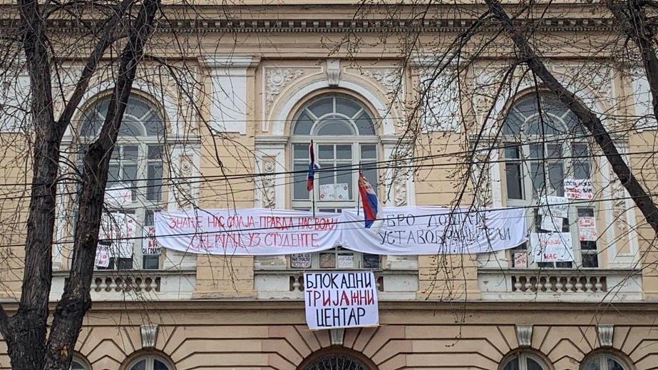 'Gde se maješ': Niš utihnuo na 15 minuta za žrtve u Novom Sadu 10 Transparenti podrške na zgradi jedne od četiri niške gimnazije