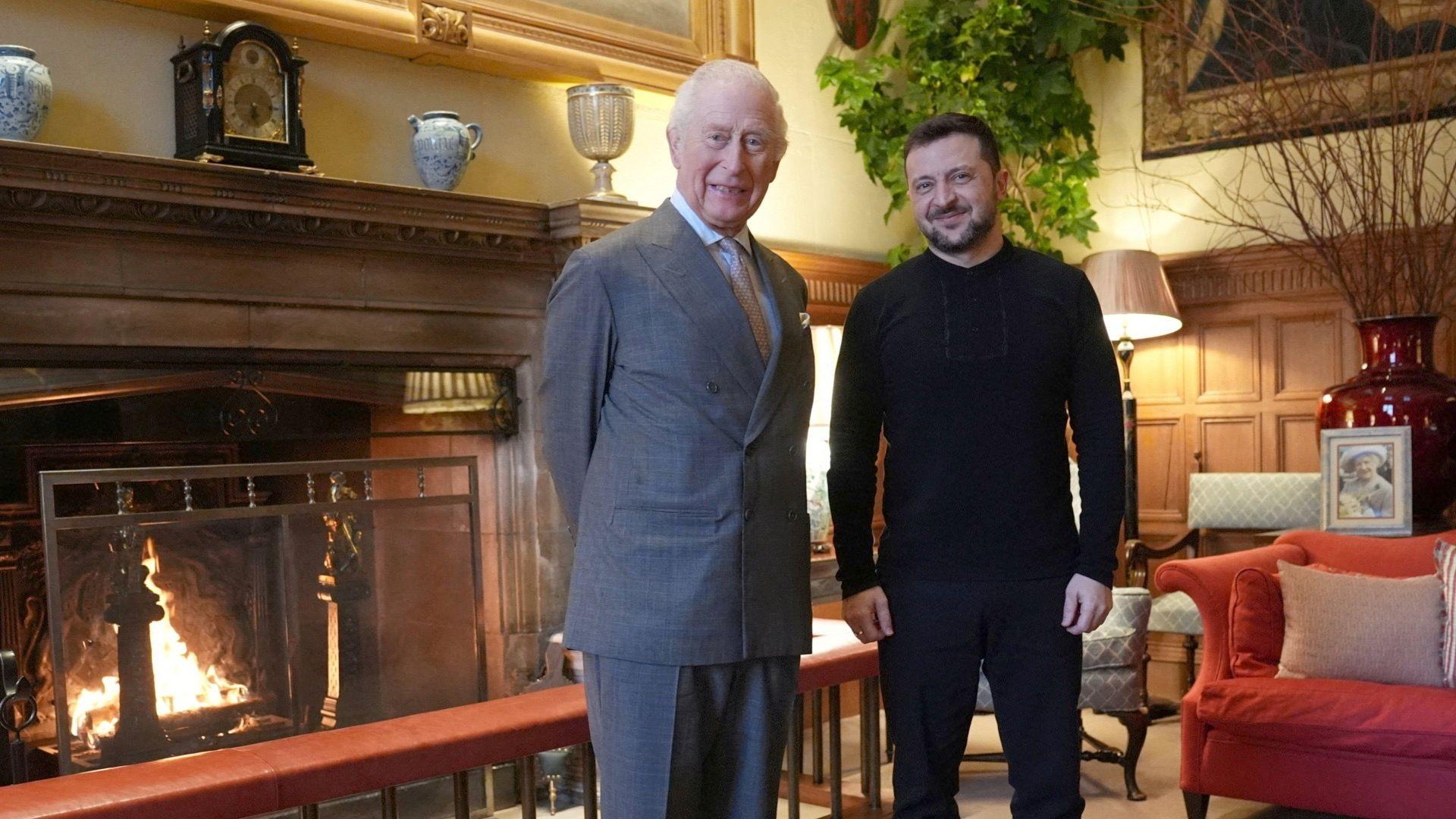 „Šok i izdaja": Iza kulisa naporne, bolne nedelje za Vladimira Zelenskog 2 King Charles dressed in a grey suit stands in front of a chimney next to Ukrainian President Volodymr Zelensky who is dresses in all black fatigues.