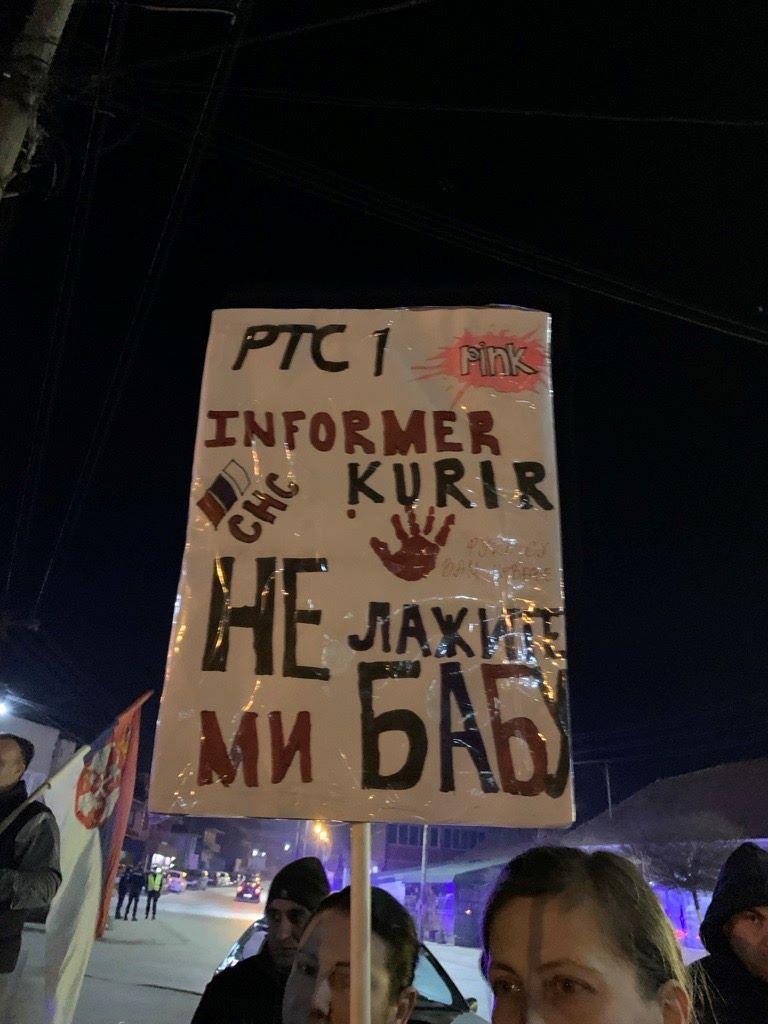 Miran studentski protest ispred televizije Informer završen, „talačka kriza" kaže vlasnik 8 transparent sa studentskog protesta